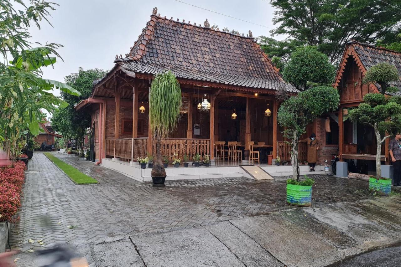 Super Oyo Collection O 90265 Cempoko Mulyo Homestay Syariah Tugu Екстер'єр фото
