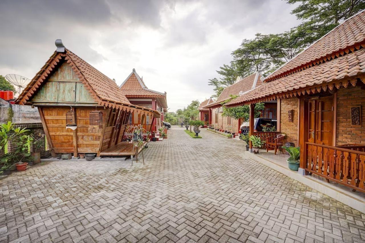 Super Oyo Collection O 90265 Cempoko Mulyo Homestay Syariah Tugu Екстер'єр фото